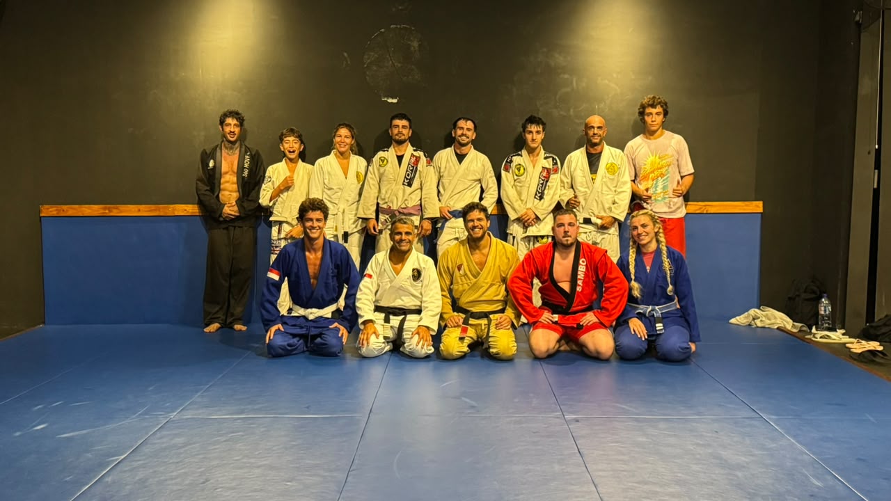 Students training together on the mats at Ulu Jiu Jitsu